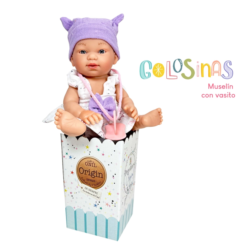 Boneca Golosinas Muselina de 22 cm com vestido lilás, sentada em um copinho de pipocas decorativo, ideal para coleção e banho.