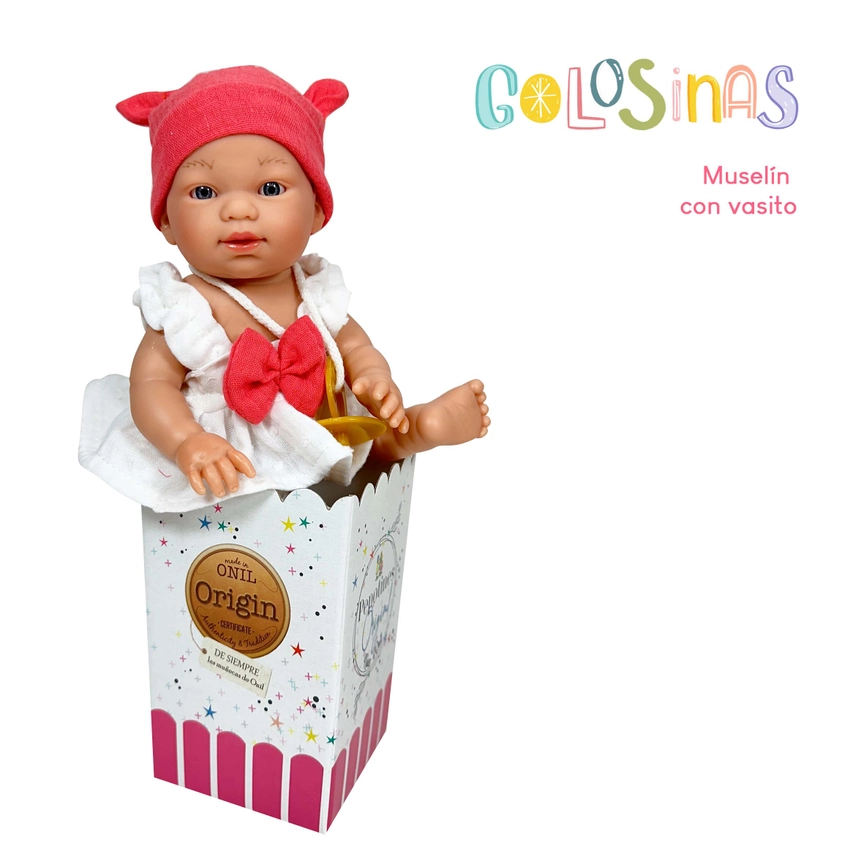 Boneca Golosinas Muselina de 22 cm com chapéu rosa, sentada em copo de pipocas, com vestuário branco e laço vermelho.